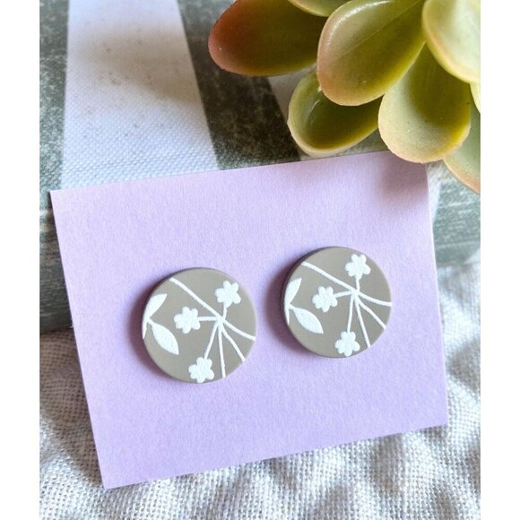 New Taupe & White Flower Leaf Circle Retro 80s Style Matte Finish Stud Earrings - Picture 2 of 4